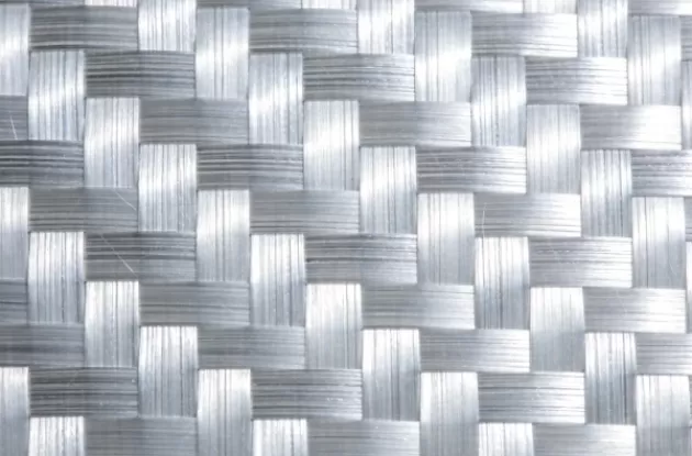 Za kaj se uporablja osnovna podloga iz steklenih vlaken v sendvič panelih?